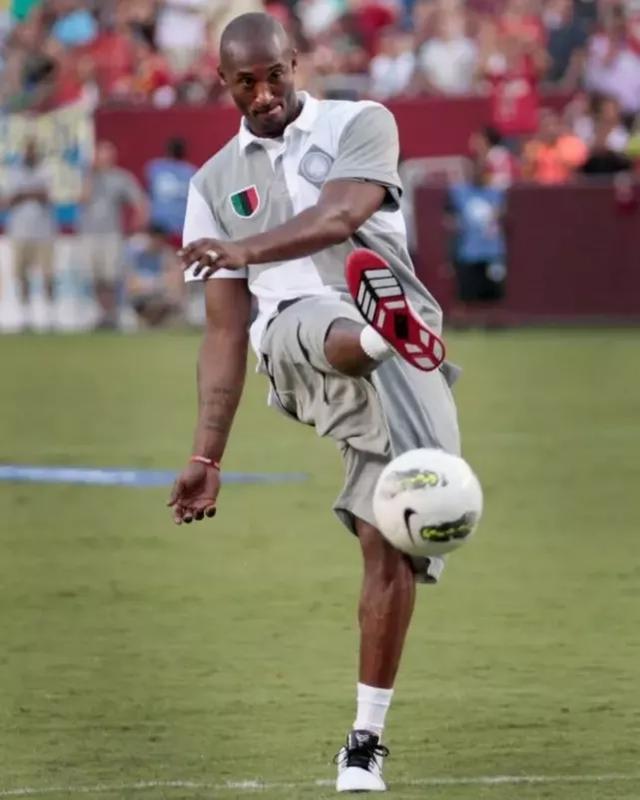 诺伊尔送礼+凯恩隐身！阿森纳3-1拜仁揭秘：欧冠5连胜靠的真是玄学？（诺伊尔失误送礼+凯恩迷失！阿森纳3-1拜仁背后：欧冠五连胜真靠玄学？）