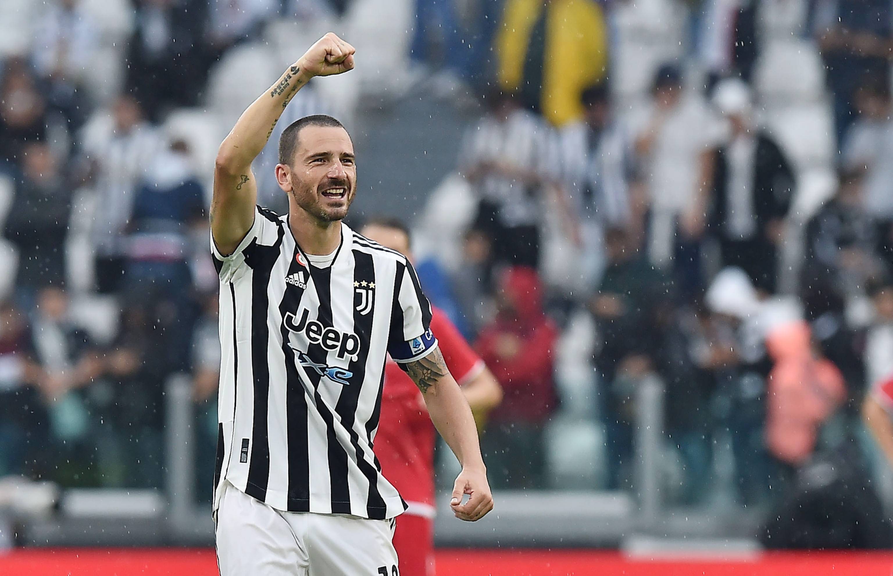 主裁谈拜仁点球：塔的手扩大了接触面积；凯恩的肘碰到了对方（主裁解析拜仁点球判罚：塔手部扩大防守面积，凯恩肘部与对手有接触）