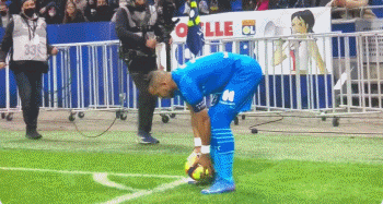 戈登：比赛尾声被勒沃库森扳平，真的让人很难接受（戈登：最后时刻被勒沃库森追平，实在难以接受）