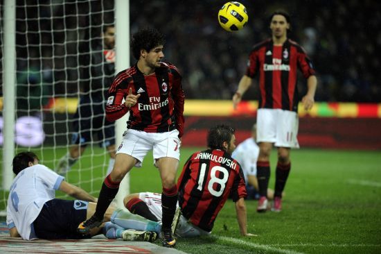 半场：奥格斯堡2-0勒沃库森，吉安努利斯传射，安东-卡德破门（半场战罢：奥格斯堡2-0领先勒沃库森，吉安努利斯传射建功，安东-卡德破门）