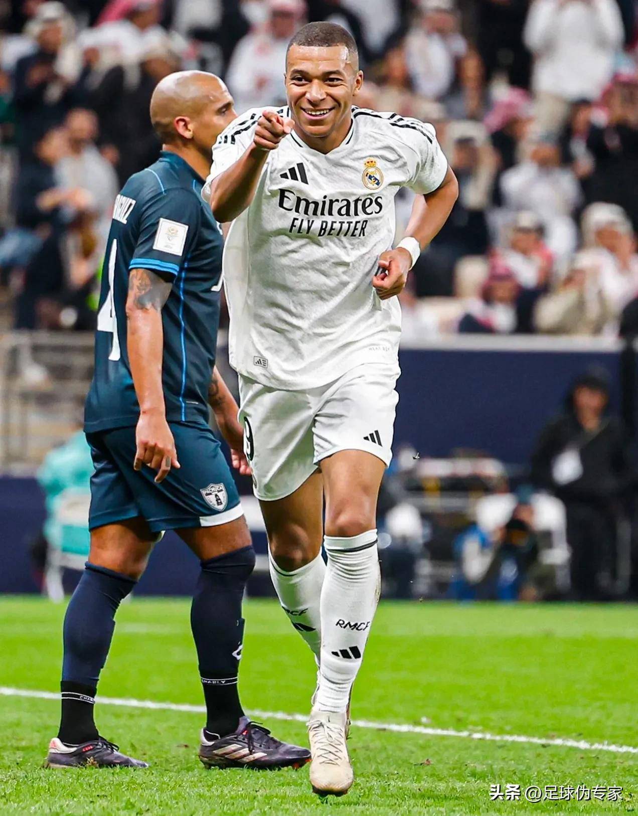 欧冠赛前穆里尼奥与两名昔日弟子重逢，并亲吻了斯内德的光头（欧冠赛前，穆里尼奥与两位旧将相聚，并亲吻斯内德的光头）