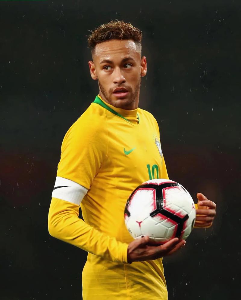 皇马新草坪首秀！伯纳乌迎战塞尔塔，顶级草皮能否助力球队延续辉煌？（伯纳乌全新草皮首演：皇马迎战塞尔塔，绿茵升级能否助球队续写辉煌？）