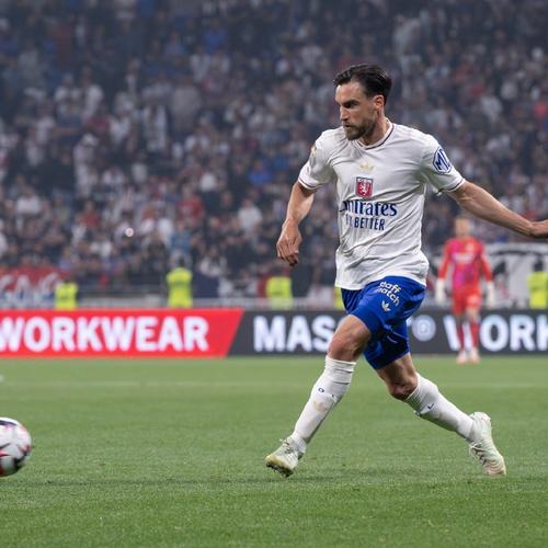 和三笘薰合影的11岁小球员有日本和法国血统，出自吉田麻也担任院长的青训机构